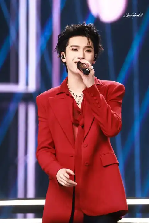 严浩翔叁重楼暨出道四周年演唱会##严浩翔红色西装