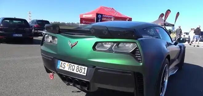 赛道上看到一台五菱宏光跑车起步烧胎很高调