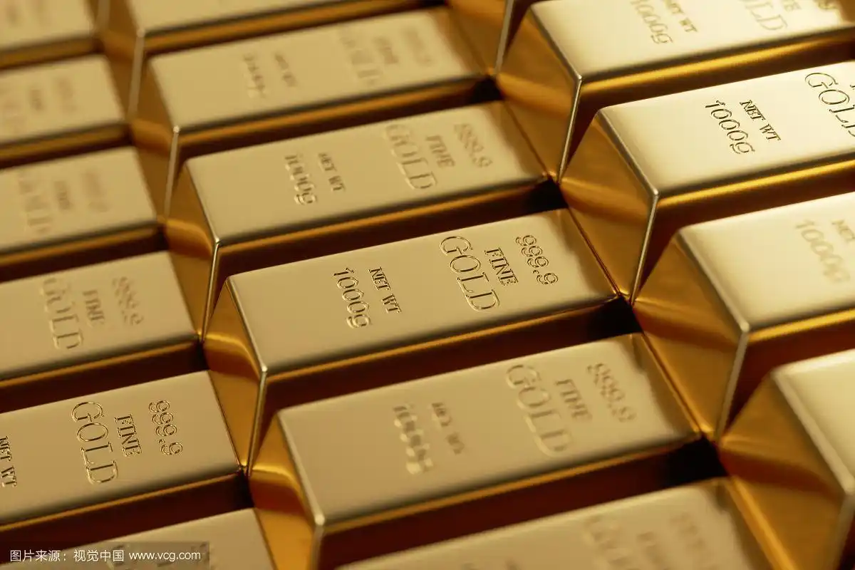 金库中整齐排列的一千克纯金金砖