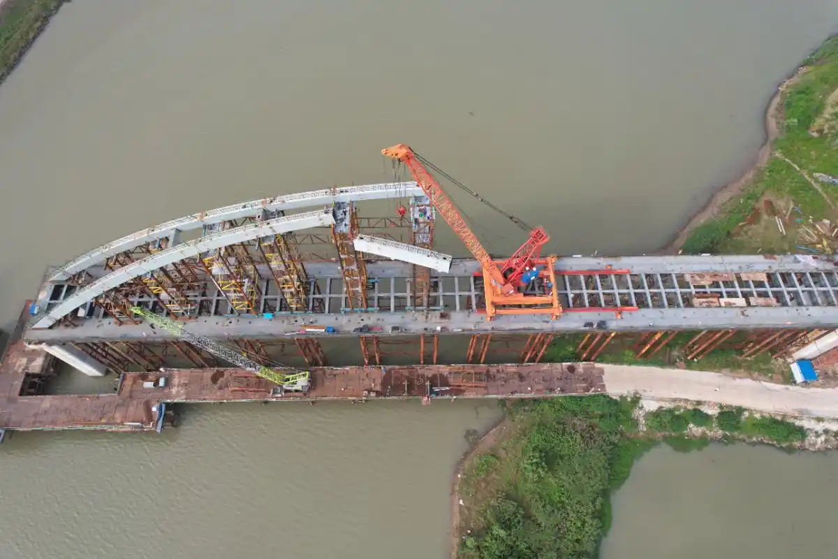 引江济淮姥山大桥钢拱架设过半