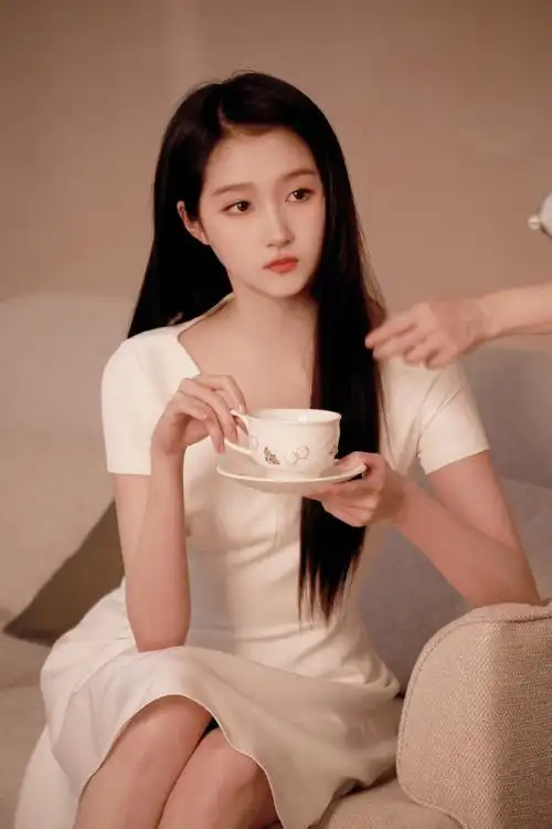 关晓彤纯白造型清新怡人优雅气质2