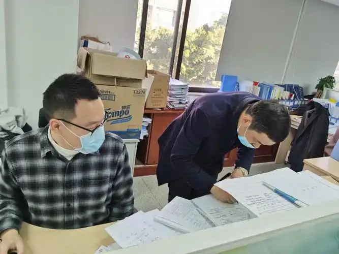 全程戴口罩交流