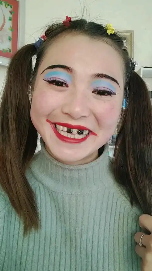 村姑化完妆不停地坏笑