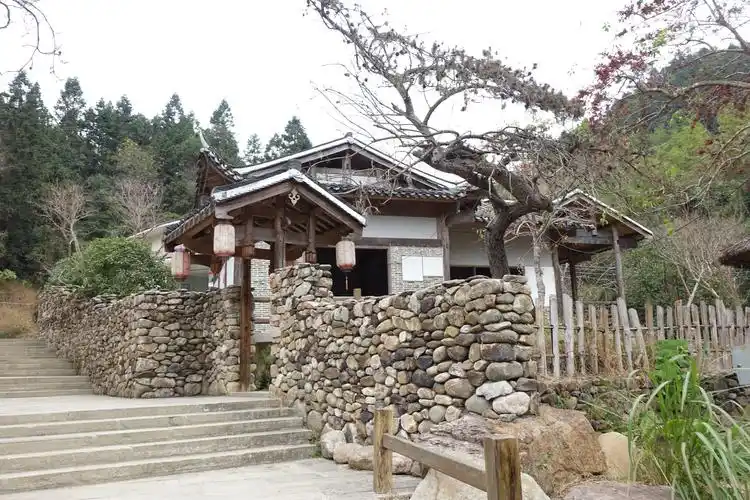 石头围墙组成的带小院子的民居