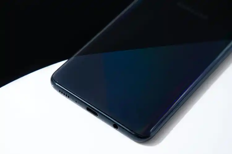 诠释手机市场中的棱镜美学三星galaxya70s真机实拍