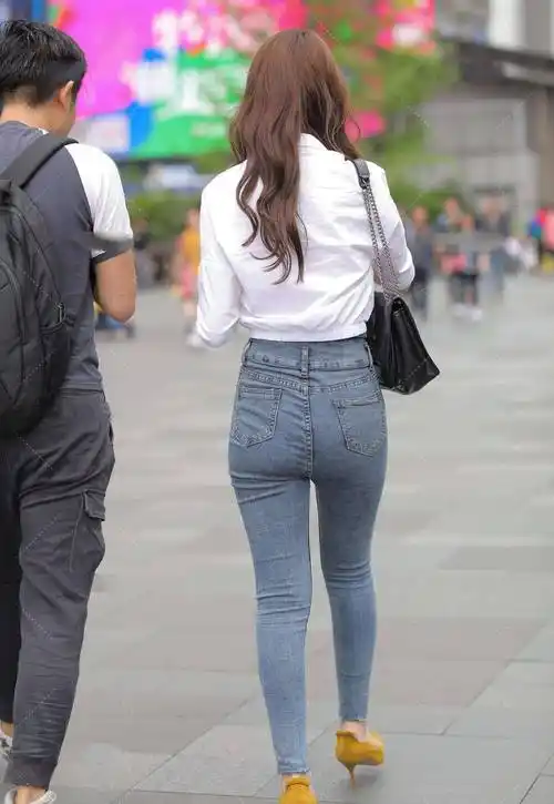 搭配浅色牛仔裤,显身材优势的同时,更显独特气质_职场_时尚_高跟鞋