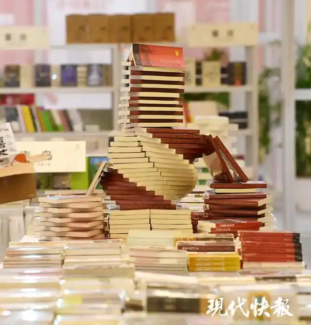 各式书籍摆放造型