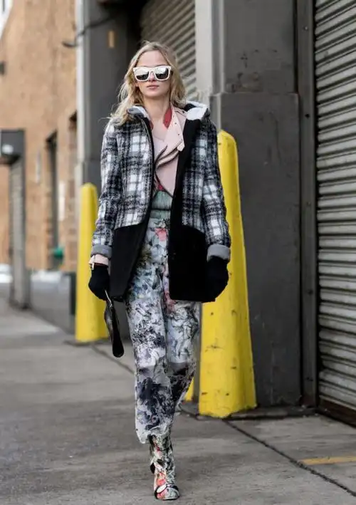 格子拼接毛呢大衣搭配印花长裤,繁而不乱,时尚拿捏的恰到好处.