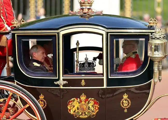 英女王顶两斤重皇冠发表演讲