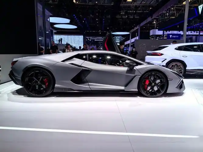 兰博基尼revuelto 搭载6.5l自然吸气v12发动机 三电机