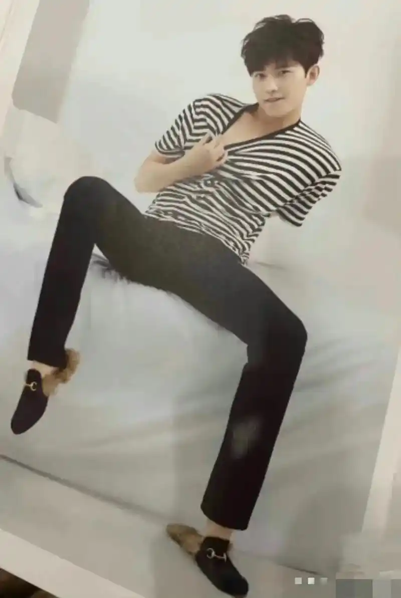 杨洋早年杂志封面,每个动作都透露出" - 抖音