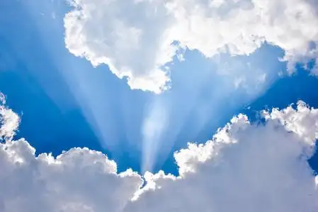 与太阳光束的日出图片