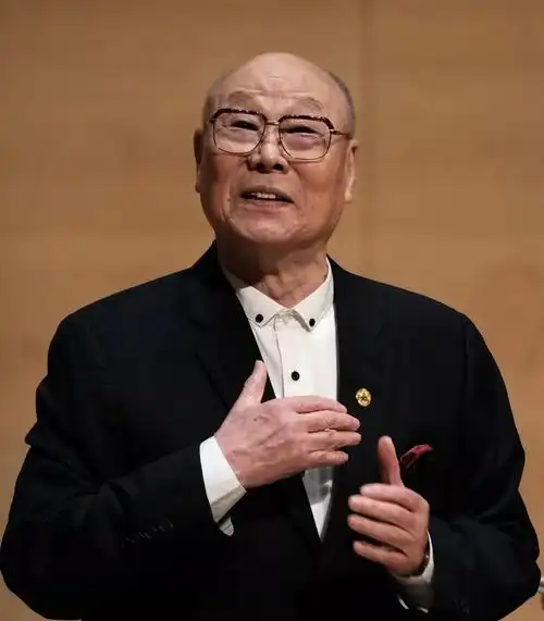 在这个开学季,著名歌唱家刘秉义老师也为年轻的听众奉上了真心的祝愿.