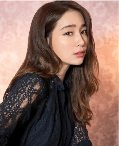 李珉廷最新代言宣传照曝光 气质优雅美貌动人