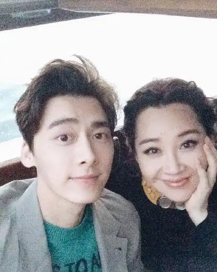 谭松韵和李易峰合照 - 搜狗图片搜索