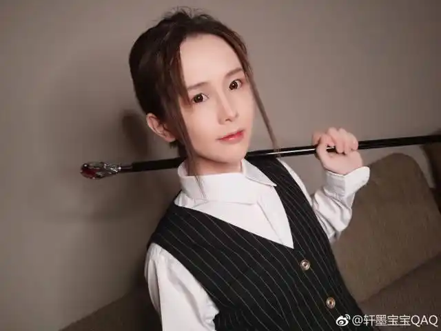 轩墨宝宝帅气男装亮相!晚上参加蛋蛋的生日会,太抢眼!_手机搜狐网