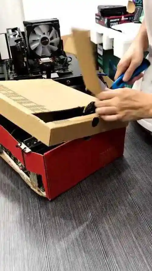 机箱路边随便捡,安踏鞋盒擦一擦,萝卜散热效果好,牙膏硅脂温度压