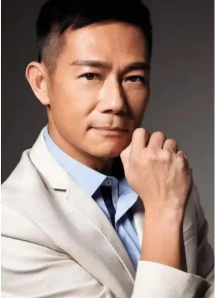 60岁香港影帝游重庆,蹲路边吃小面辣得满脸大汗,吃完还喊爽