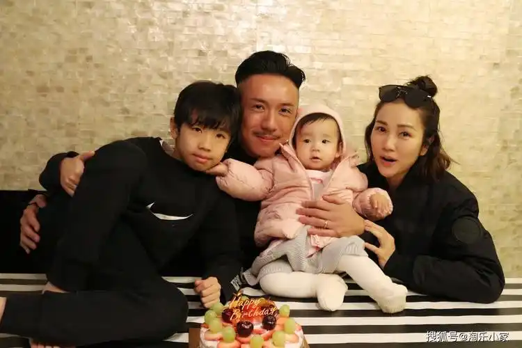 钱嘉乐大女儿钱凯晴(中)遗传了爸爸的小眼睛.