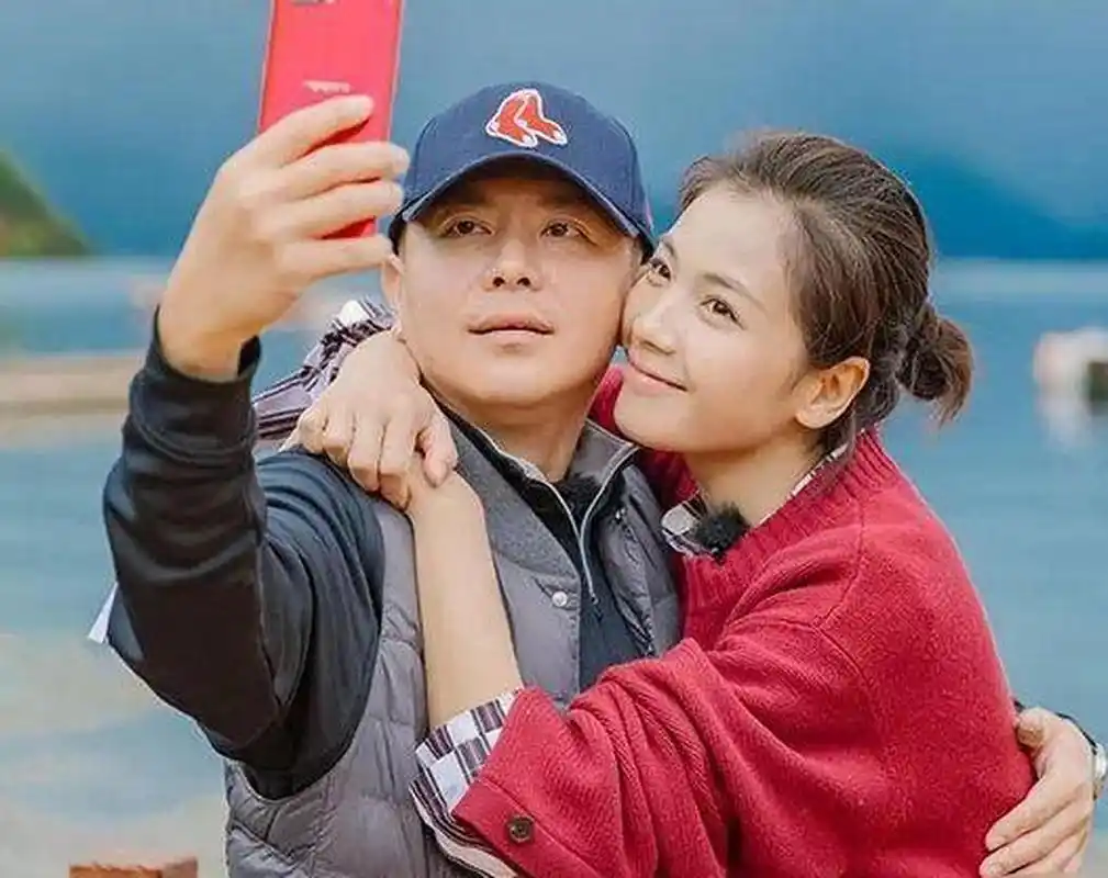 2008年,刘涛生孩子的当天,老公王珂突然昏厥在地,身体还不停的抽搐