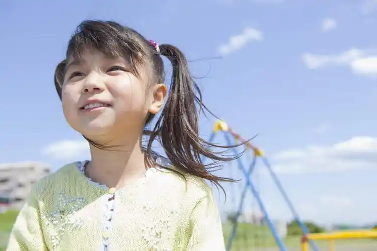 东方人,儿童,脸,头,脸颊,高楼大厦,站,笑,微笑,露齿笑,横图,室外,特写