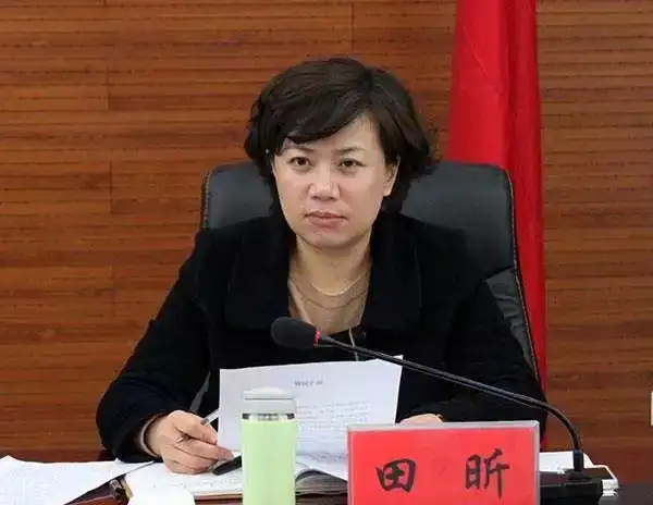 女县委书记开发令枪捂耳朵照热传官方谢善意评论