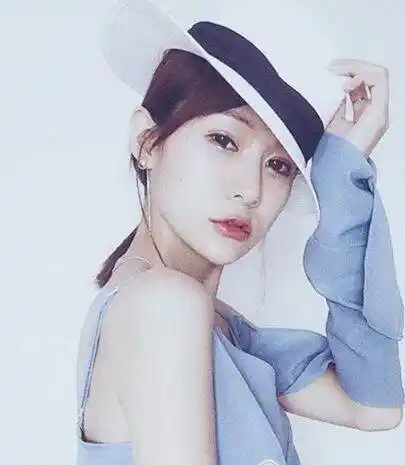 苏醒女友曝光,两人亲吻照超甜蜜,只有我觉得她像变性超模吗?