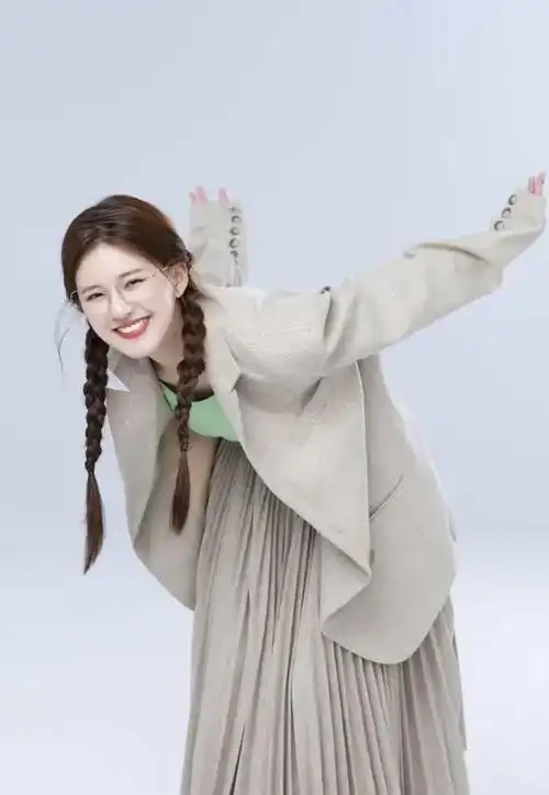 扎双马尾的赵露思好可爱穿西装裙子混搭时尚妥妥的初恋女神