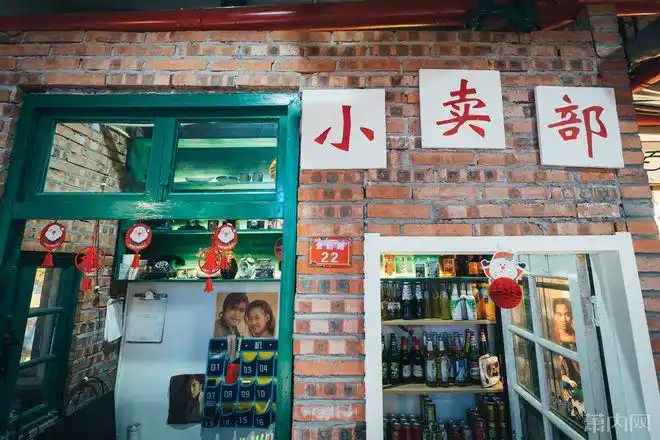 重现90年代经典小卖部,广告墙感觉回到了朴实又纯真的年代都能勾起