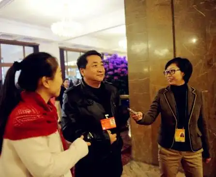 全国政协委员,中国曲艺家协会主席姜昆在接受记者访问