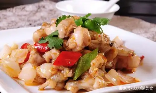 想做鲜嫩多汁的爆炒牛蛙,腌制时记住这一步,好吃到舔手指