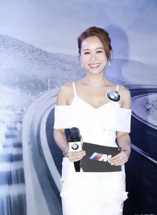 黄心颖高调复工身穿白色连衣裙时尚别致笑容甜美心情大好