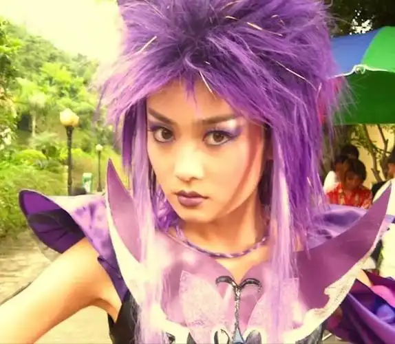 橘可得好好跟大家唠唠不过这饰演黑魔仙小月的人,这大晚上的,橘就不