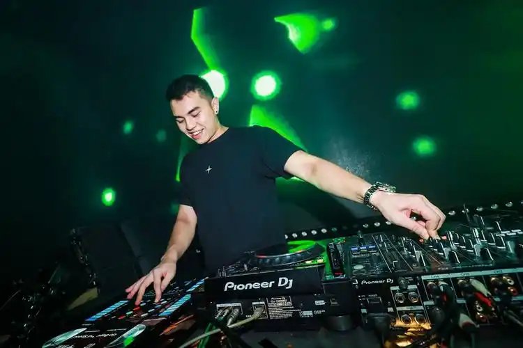 一加举办电音派对 全球百大dj挑战一加7 pro超燃打碟