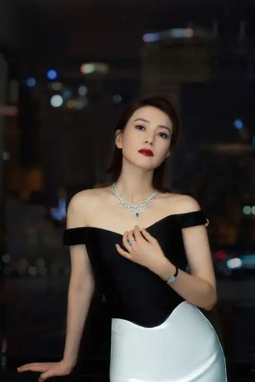 高圆圆短发红唇杀