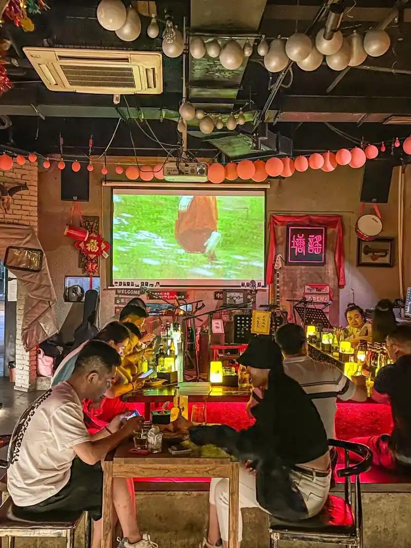 成都首家火塘民谣酒吧,氛围太99,人均才 成都氛围感拉满的民谣酒吧