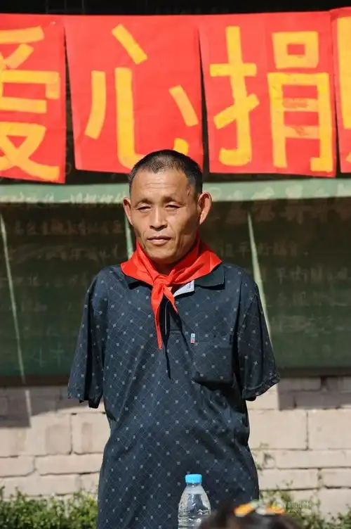 在简单的捐赠现场,陈星银勉励同学们"好好学习,将来为国家多做贡献".