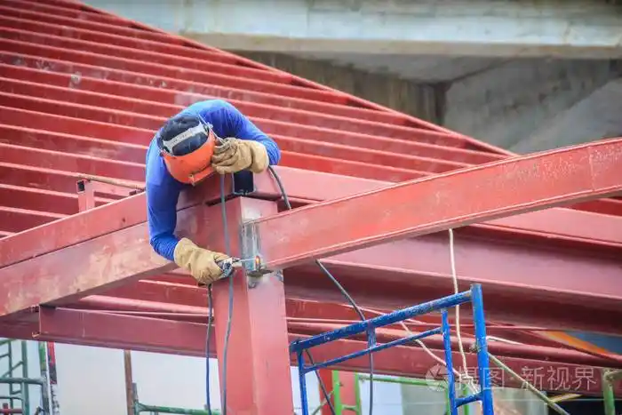 熟练工人正在建筑工程的高钢结构上焊接.