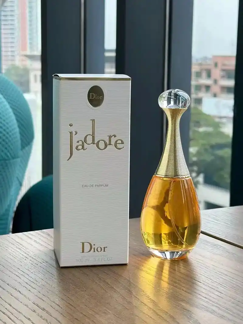 迪奥真我经典浓香水100ml98迪奥真我香水外表修长瓶颈,奢璨金环的圆