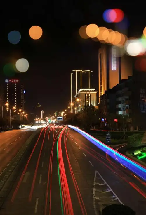 是我们摄影班夜景外拍课,我沿途走在路上,看到美丽"泉城"济南的夜晚
