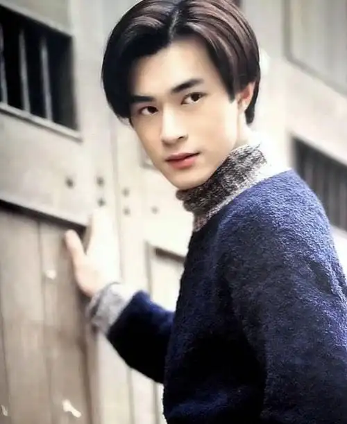 古天乐难得一见的年轻照那时候的他皮肤白皙网友太帅了