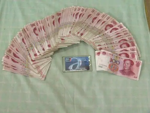 传刘嘉玲搞两面派 一面秀钻戒一面告媒体(组图)