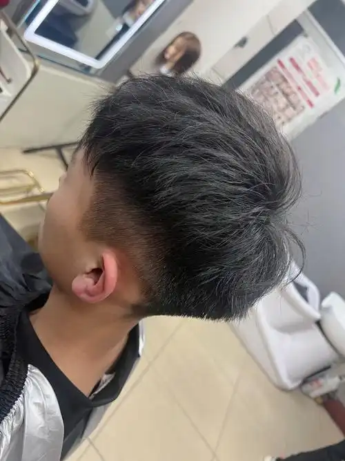 男士五厘米头发长度摩根烫,没有任何定型打理,吹个就是这种效果,打理