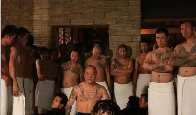 98古惑仔:龙争虎斗主要围绕陈浩南和司徒浩南两个角色展开.