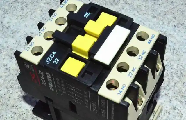 它的使用种类比较齐全,一般不同的行业所使用的继电器种类也有所不同