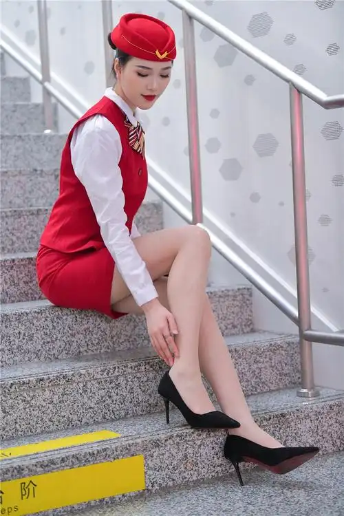 街拍美到炸刚下机的肉丝制服空姐没时间多说了盘她