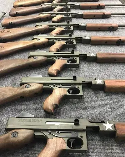 汤普森冲锋枪二战战场和上古黑帮片里的扫敌利器