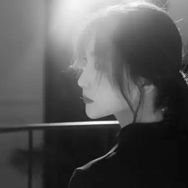 头像侧脸黑白伤感女孩