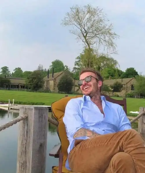 50岁的贝克汉姆乡下养鸡,退休生活彻底不卷了?