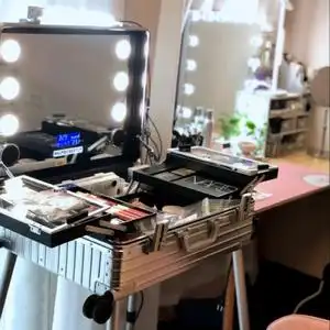 化妆师专用化妆箱带灯蓝牙跟妆新娘铝镁金可调节拉杆箱工具箱欧美